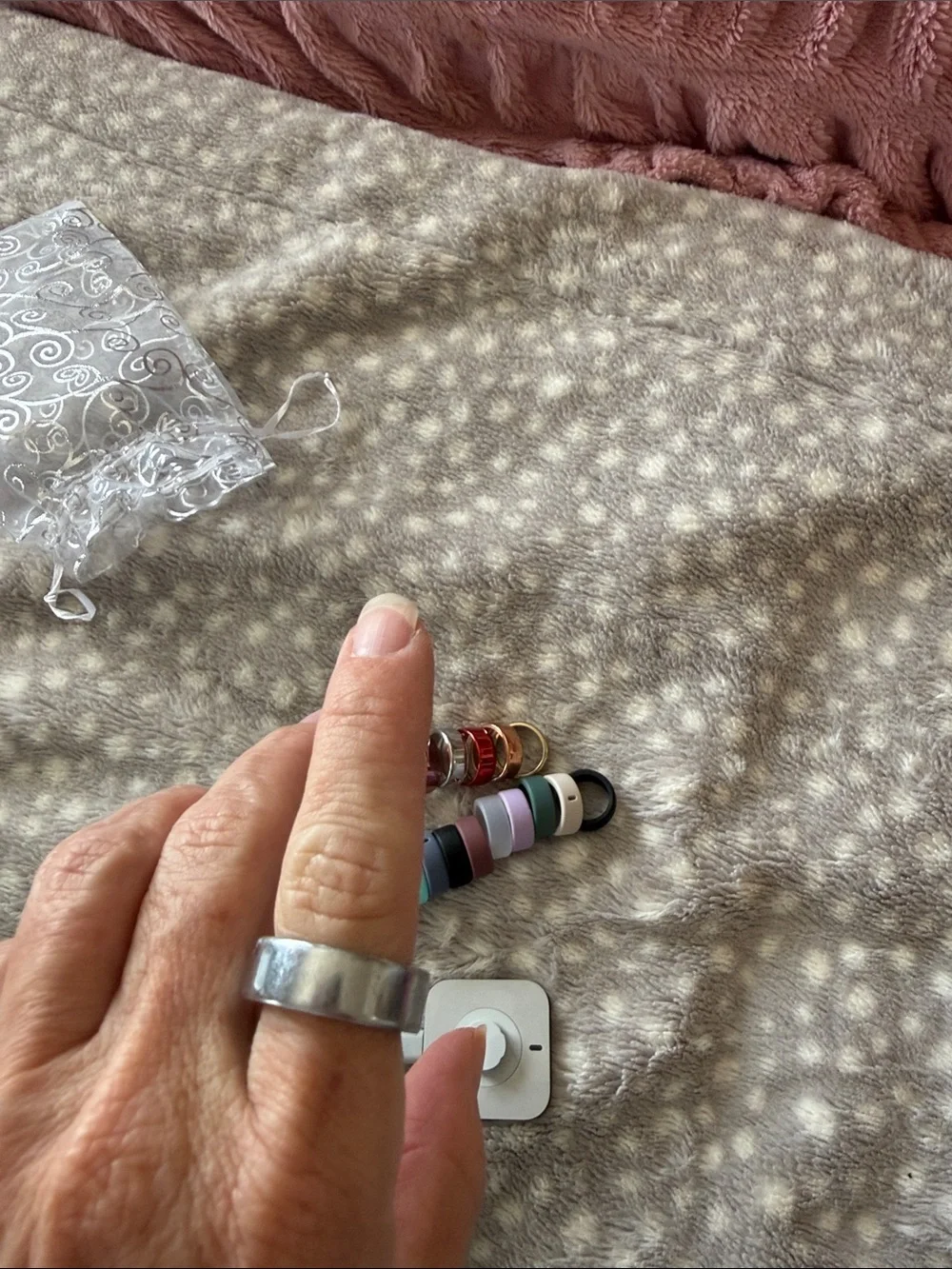 Oura Ring 4 size 8 & Accessories Set with Multicolor Silicone and Metallic Rings